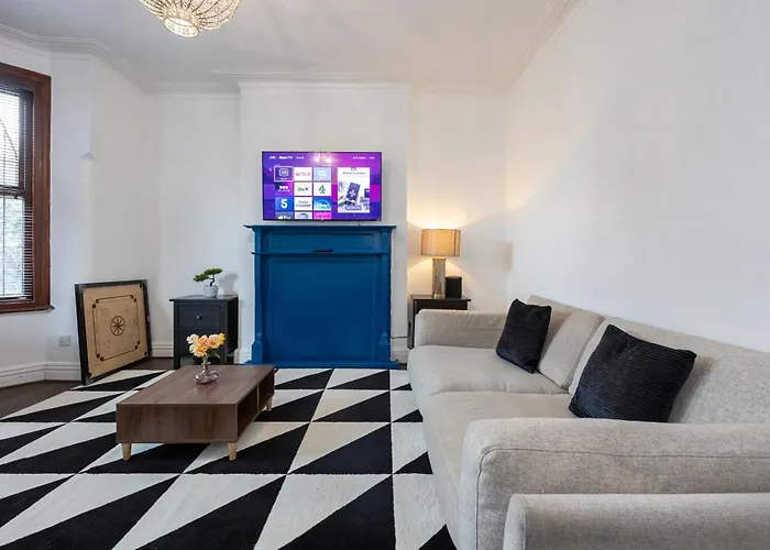 Modern 4 Bedroom Victorian Private Detached Close To * Манчестер