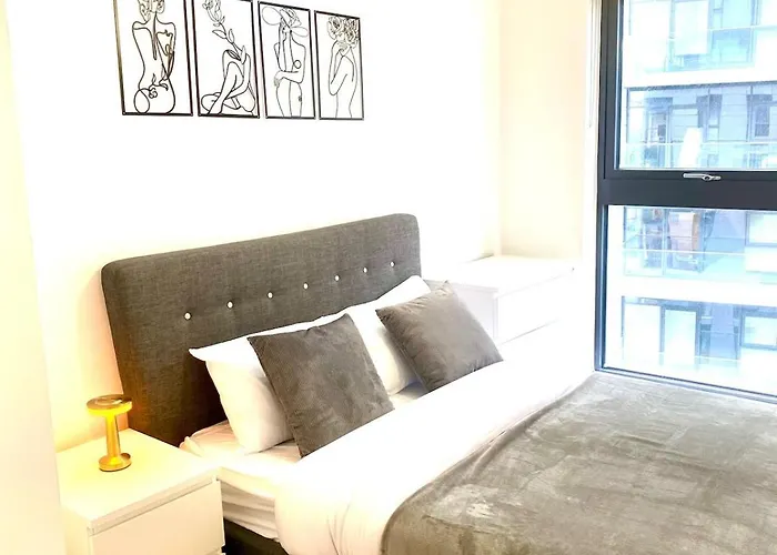 Lux Stylish 2 Bed High Rise With Parking And Balcony