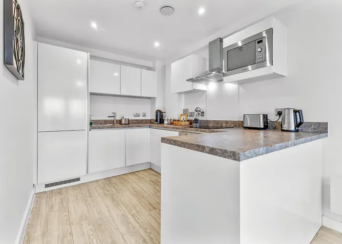 Modern 2br Urban Nest In Salford, For 4 דירה *