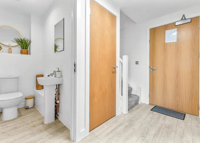 דירה Modern 2br Urban Nest In Salford, For 4