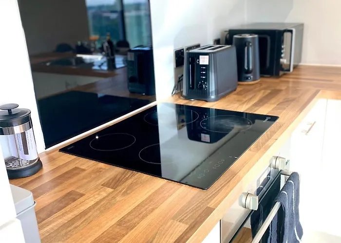 Lux Stylish 2 Bed High Rise With Parking And Balcony