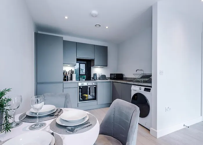 Stylish 1-bed Fast Wi-fi Easy Access To شقة *