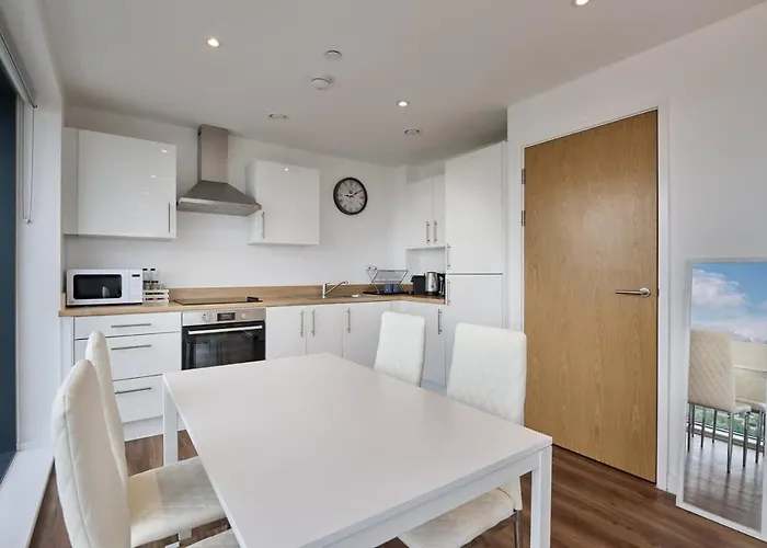 2 Bed Ensuite With Fantastic Night View And Old Trafford Stadium