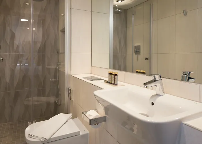 Roomzzz Victoria 4* Manchester