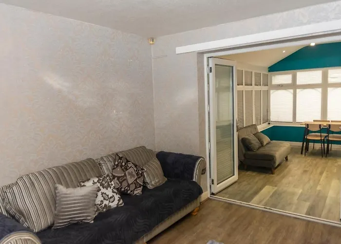 3br By Kammili With Free Parking & Fast Access Ferienhaus