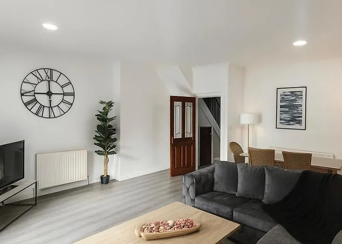 Modern 3-bed Townhouse Centre Free Parking *