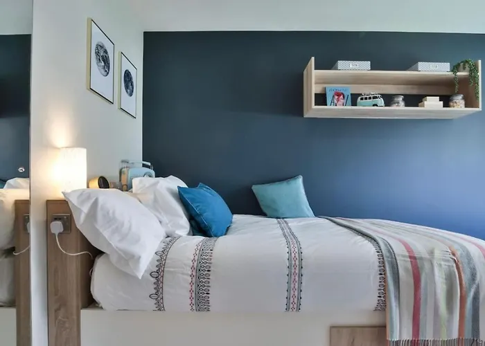 For Students Only - Victoria Point In 맨체스터