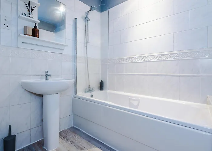 아파트 2br Heights Sleeps 7 Parking & Wifi