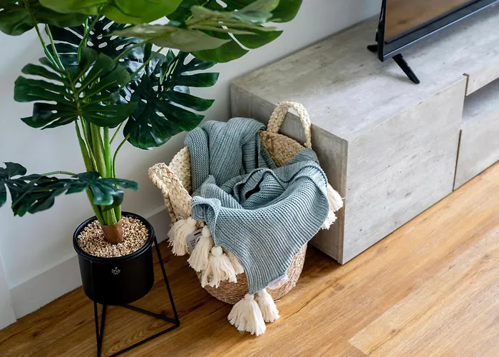 Sleeps 5 In Prime Spot Amenities Walking Distance, Business Long-term Travel, Contractor Friendly