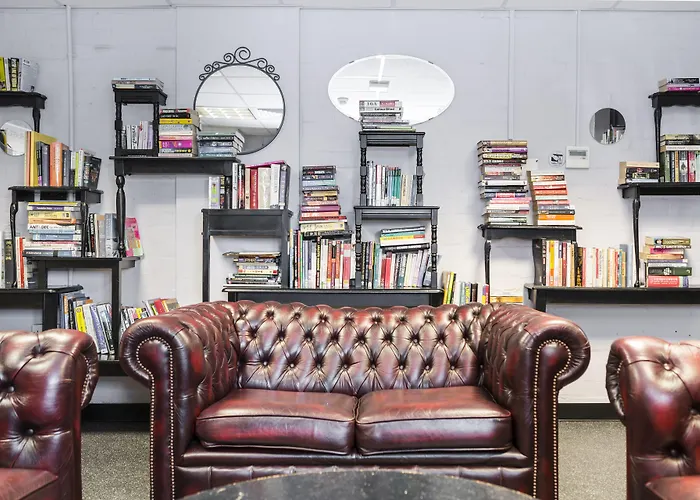 John Lester And Eddie Colman Courts In Salford Mánchester