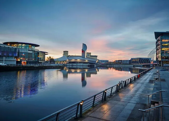 Large Salford -free Parking Apartament