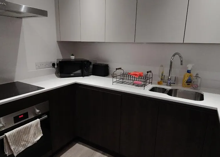 Bee Cosy - Near Train Stations And Shopping Centre With Paid Private Parking, 500mbps Internet And Netflix Apartamento