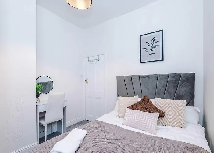 Oldtrafford - Sleeps 6 - Free Parking - Free Wifi 펜션 *