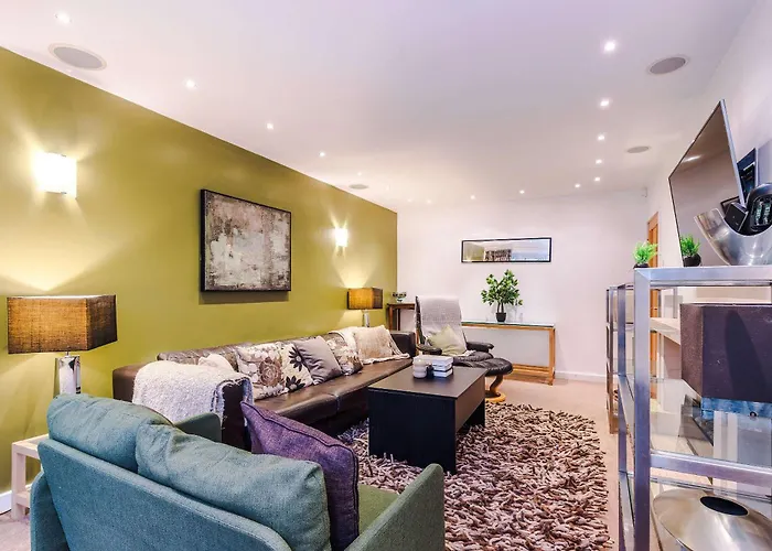 Luxury 5br Near Airport Wifi *