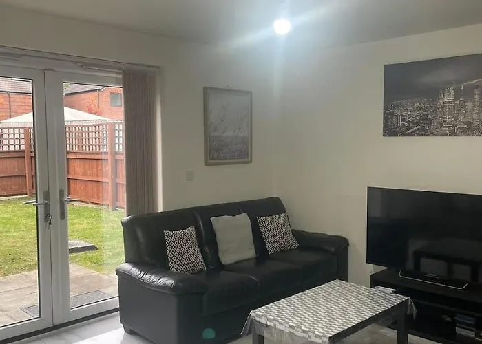 Dom wakacyjny New 4 Bedroom House Sleeps 7, 5mins Etihad, Coop Live, Centre *