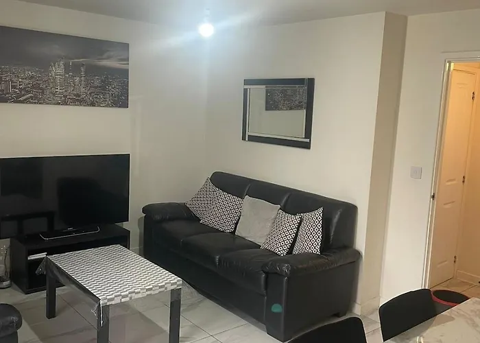 New 4 Bedroom House Sleeps 7, 5mins Etihad, Coop Live, Centre Dom wakacyjny