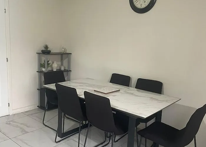 New 4 Bedroom House Sleeps 7, 5mins Etihad, Coop Live, Centre Manchester