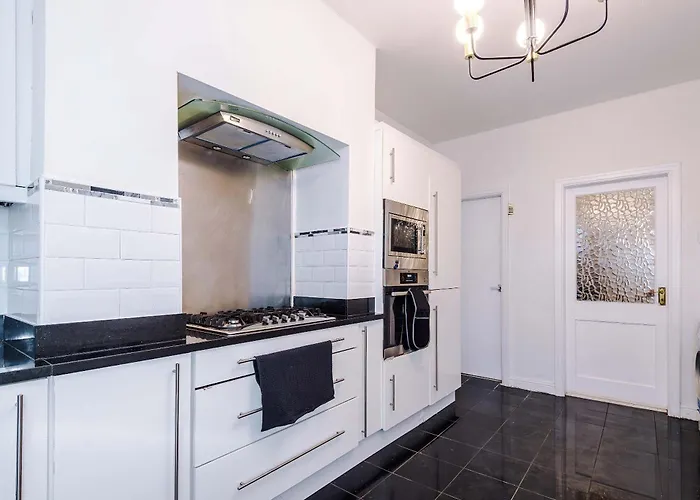 Oldtrafford - Sleeps 6 - Free Parking - Free Wifi