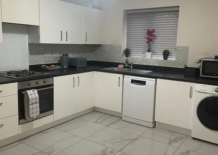 New 4 Bedroom House Sleeps 7, 5mins Etihad, Coop Live, Centre *