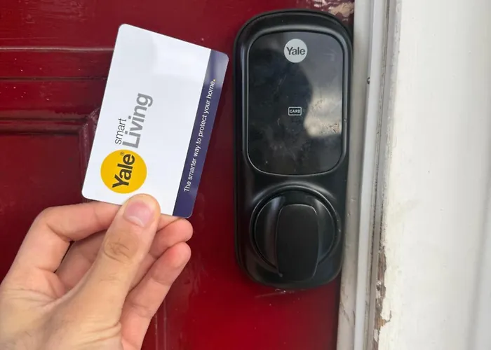 Contemporary Guest With Private Bathroom Near Centre 홈스테이 *