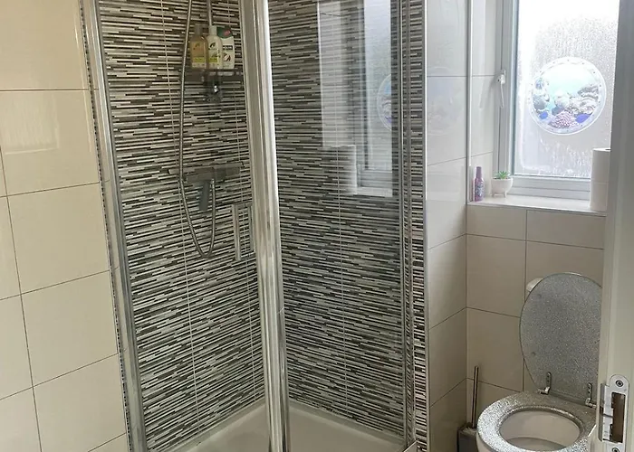 Dom wakacyjny New 4 Bedroom House Sleeps 7, 5mins Etihad, Coop Live, Centre