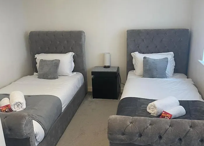 New 4 Bedroom House Sleeps 7, 5mins Etihad, Coop Live, Centre Dom wakacyjny *