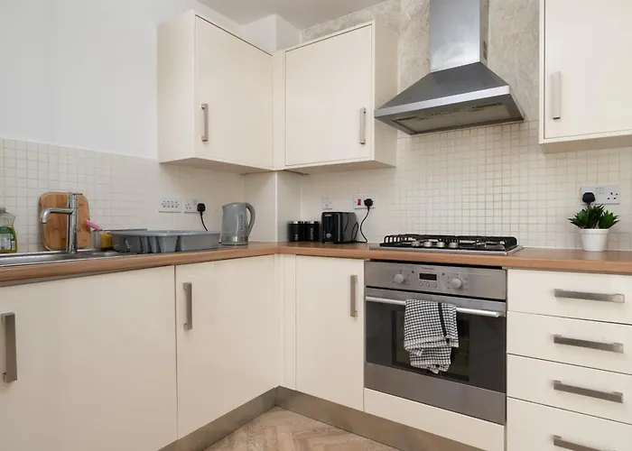 Chic 3bd Abode With Pool Table - Etihad - Coop Live - Free Parking بيت للعطل *