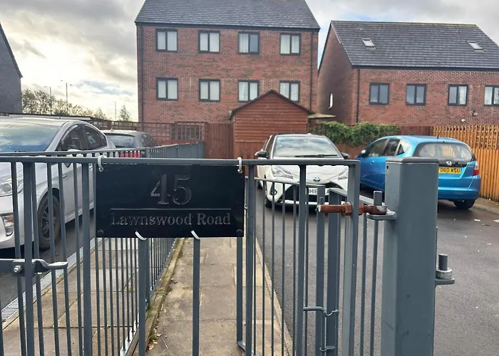 Dom wakacyjny New 4 Bedroom House Sleeps 7, 5mins Etihad, Coop Live, Centre *