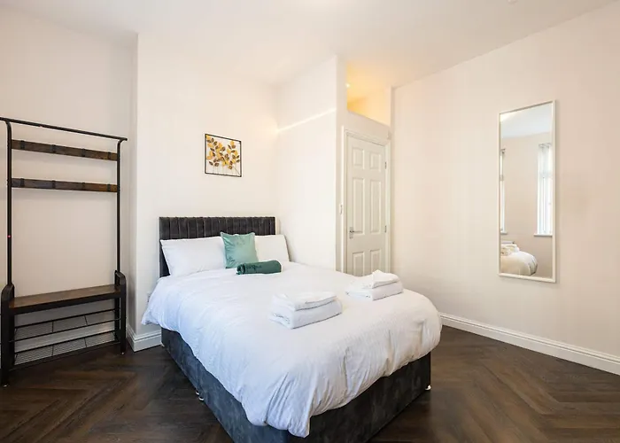 The Groves House- 4 En-suite Beds, Close To Hospital & Mcr Uni