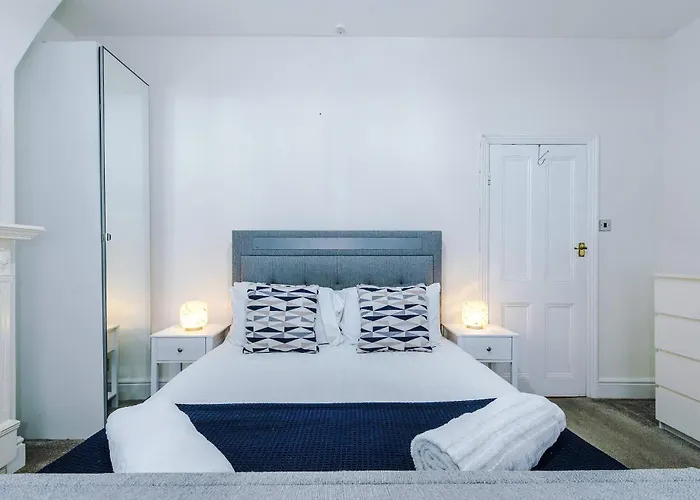 Oldtrafford - Sleeps 6 - Free Parking - Free Wifi Casa de Férias *