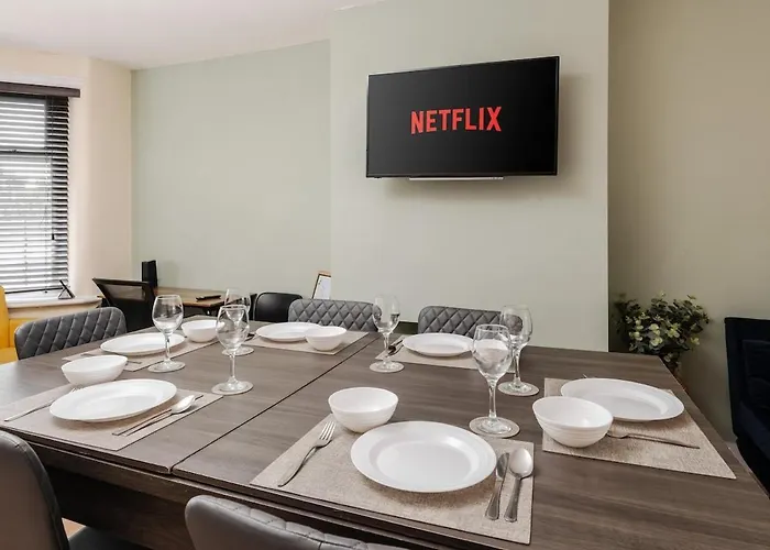 別荘 Spacious 3br - Pool Table - Games - Sleeps 9 マンチェスター