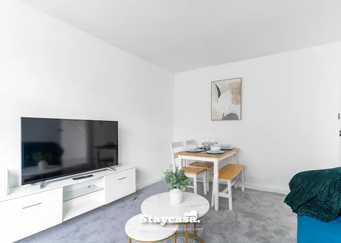 Spacious 4-bed Near Didsbury *