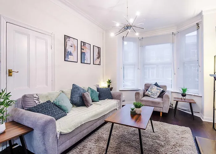 펜션 Oldtrafford - Sleeps 6 - Free Parking - Free Wifi *