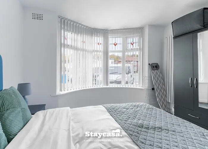 Spacious 4-bed Near Didsbury *