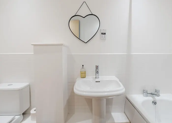 بيت للعطل Chic 3bd Abode With Pool Table - Etihad - Coop Live - Free Parking *