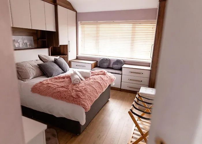 Sleeps 5 - Free Parking Wifi Near Airport & 맨체스터