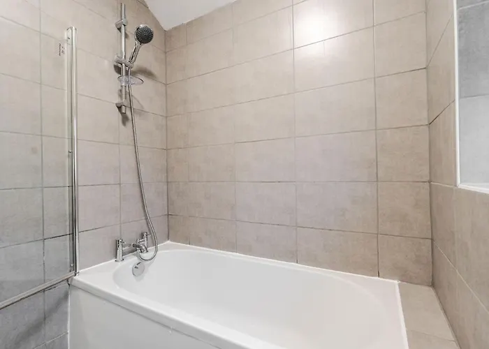 Spacious 3br - Pool Table - Games - Sleeps 9 *