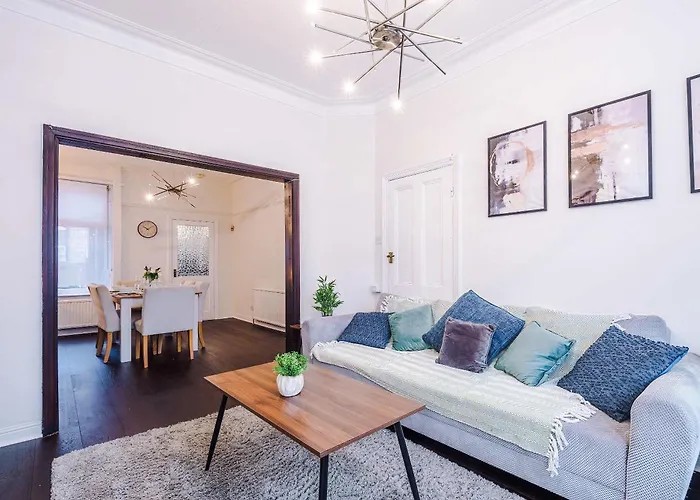 Oldtrafford - Sleeps 6 - Free Parking - Free Wifi