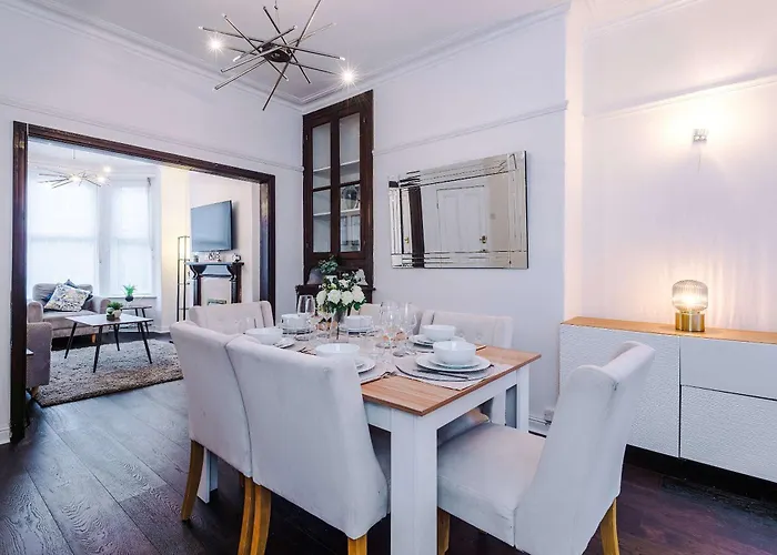 Casa de Férias Oldtrafford - Sleeps 6 - Free Parking - Free Wifi *