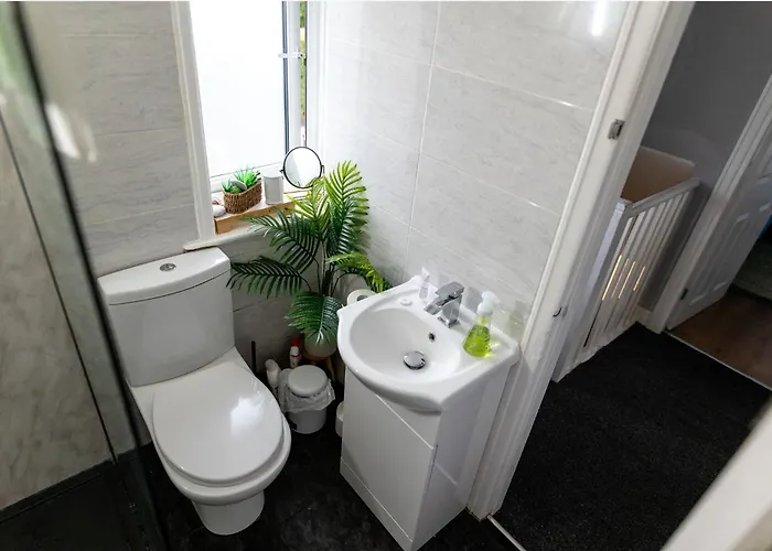 Sleeps 5 - Free Parking Wifi Near Airport & Feriehus *