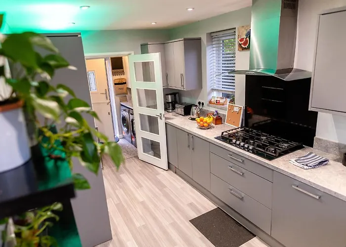 Sleeps 5 - Free Parking Wifi Near Airport & 펜션