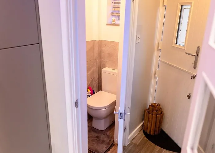 Sleeps 5 - Free Parking Wifi Near Airport & 맨체스터