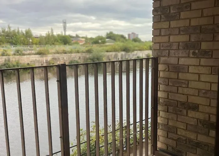 Joyful Group - Stylish 2 Bedroom Duplex With Sofa Bed In Salford M5 *