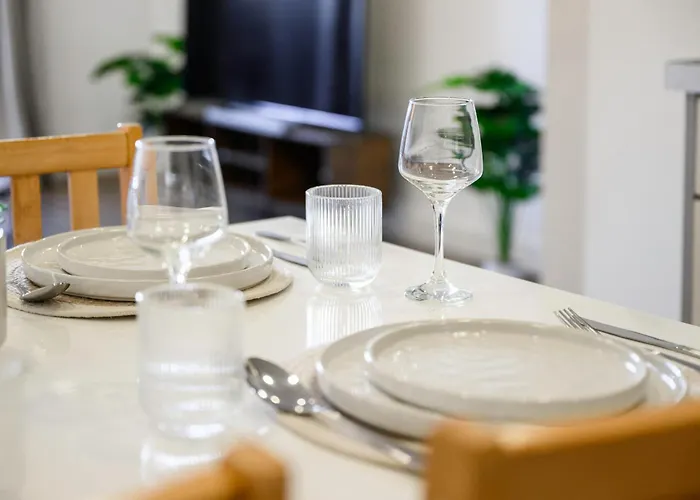 Panoramic Views Elegant 2br, 2 Min To Metro