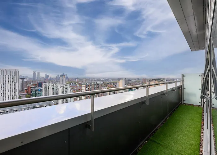 Panoramic Views Elegant 2br, 2 Min To Metro Manchester