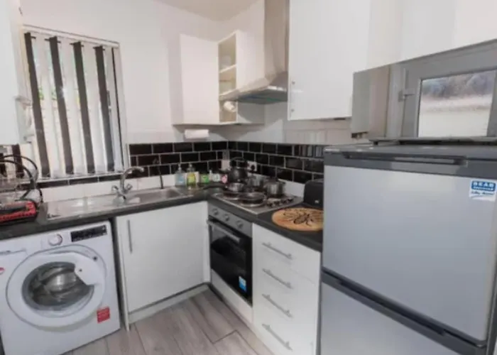 Free Parking, Large House For Contractors & Families, Sleeps 5, 5 Mins To Etihad Stadium * マンチェスター