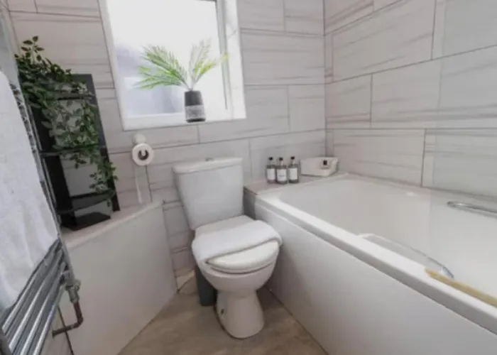 Free Parking, Large House For Contractors & Families, Sleeps 5, 5 Mins To Etihad Stadium アパート