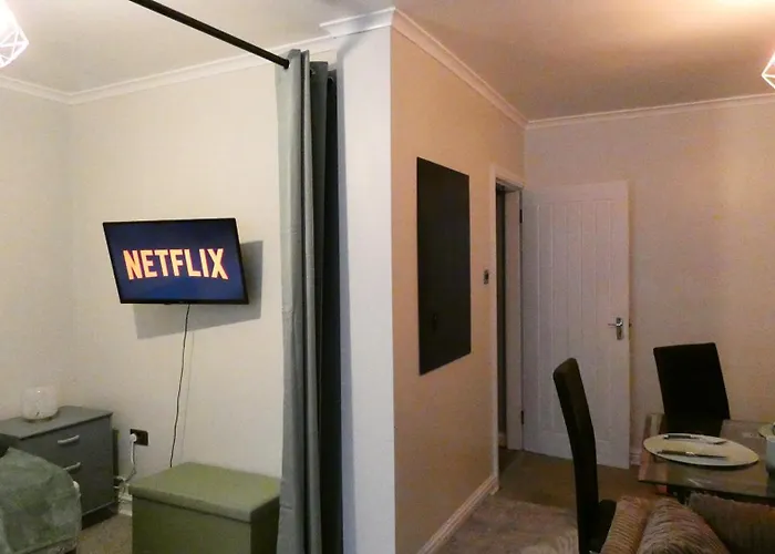 Spacious 4 Bed Maisonette Close To Salford Quays And With Smart Tvs And Netflix Perfect For Families And Contractors *