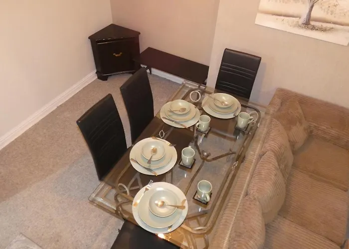 Spacious 4 Bed Maisonette Close To Salford Quays And With Smart Tvs And Netflix Perfect For Families And Contractors Apartment