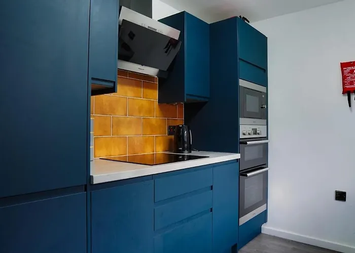 Modern 2-Bedroom Flat, Near City Centre, Ideal For Families & Groups Apartament *